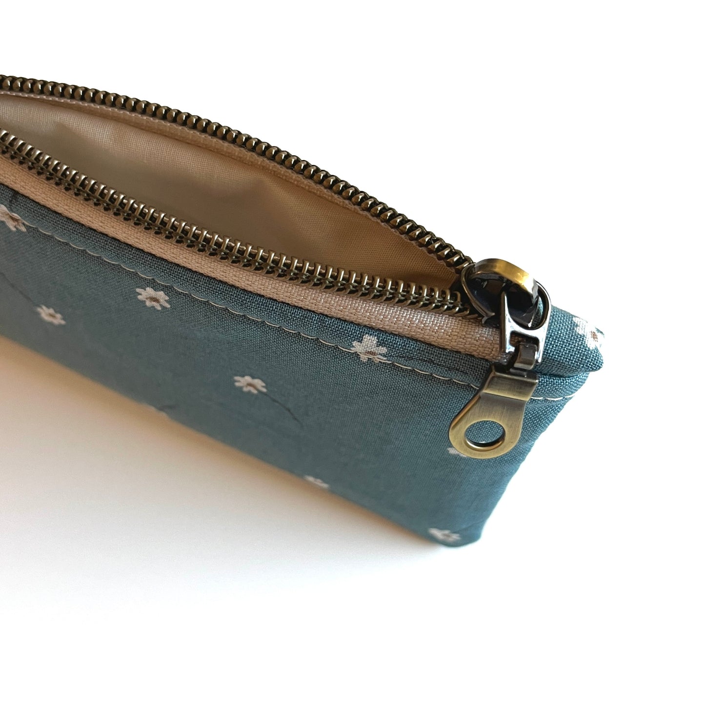 The Mini Pouch | Delicate Daisies